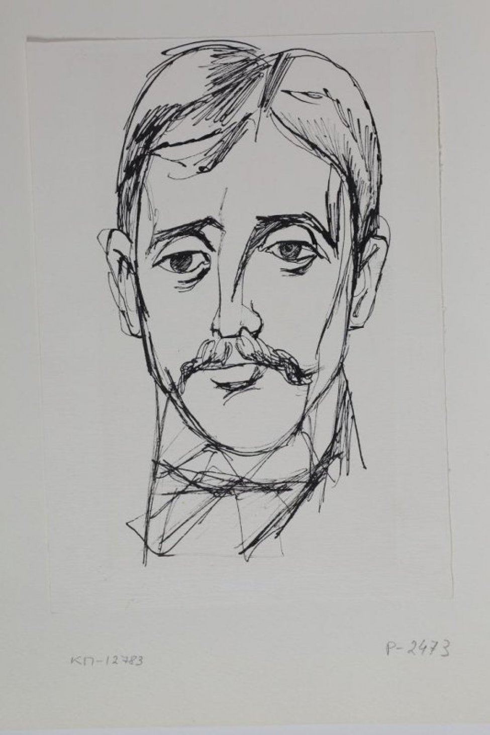 Изображена анфас голова мужчины; прическа на прямой пробор, волосы короткие, густые длинные усы.