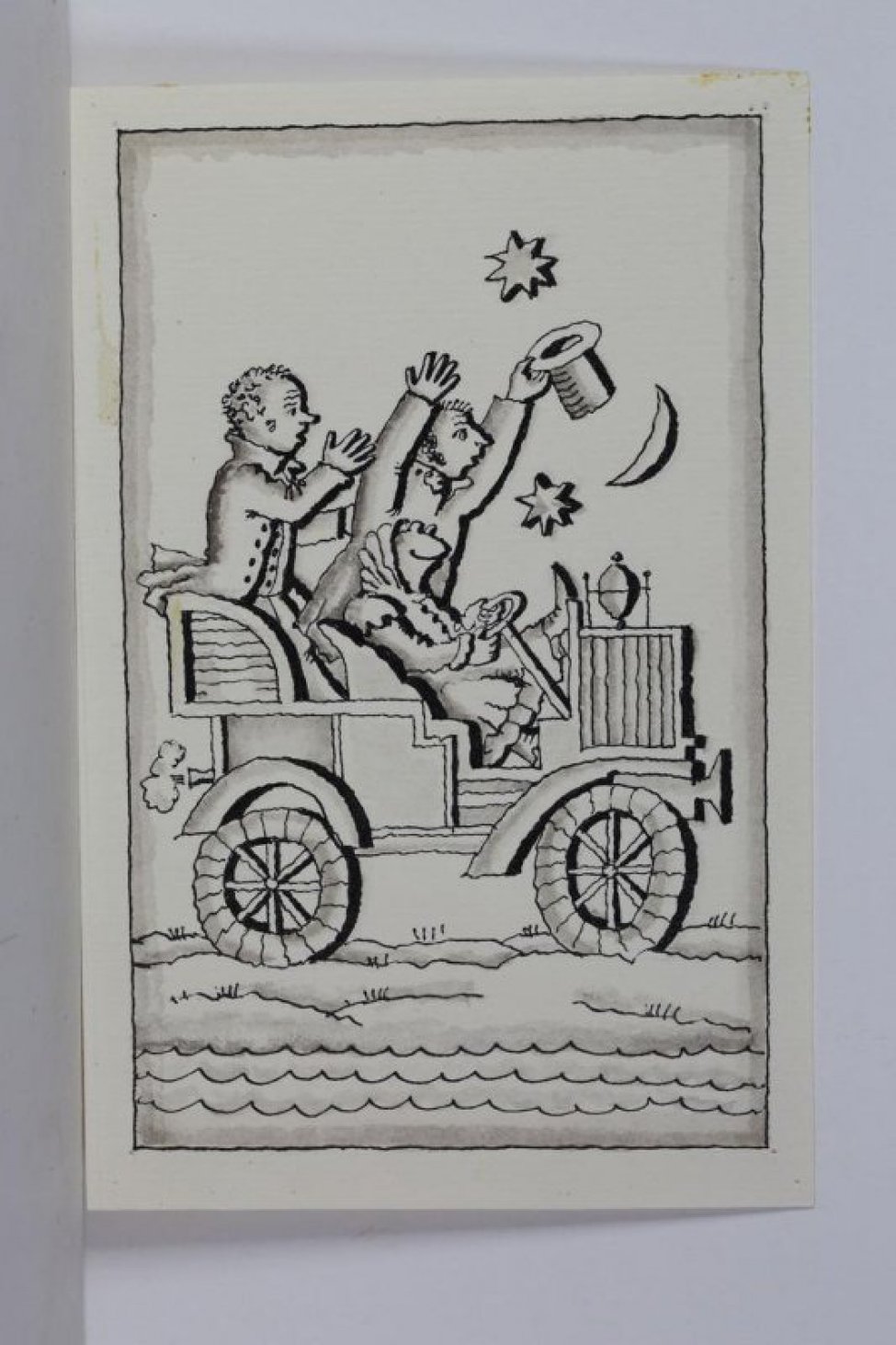 Стилизованное изображение автомобиля за рулем которого, сидит лягушка в женском платье. Позади нее - двое мужчин с поднятыми вверх руками.