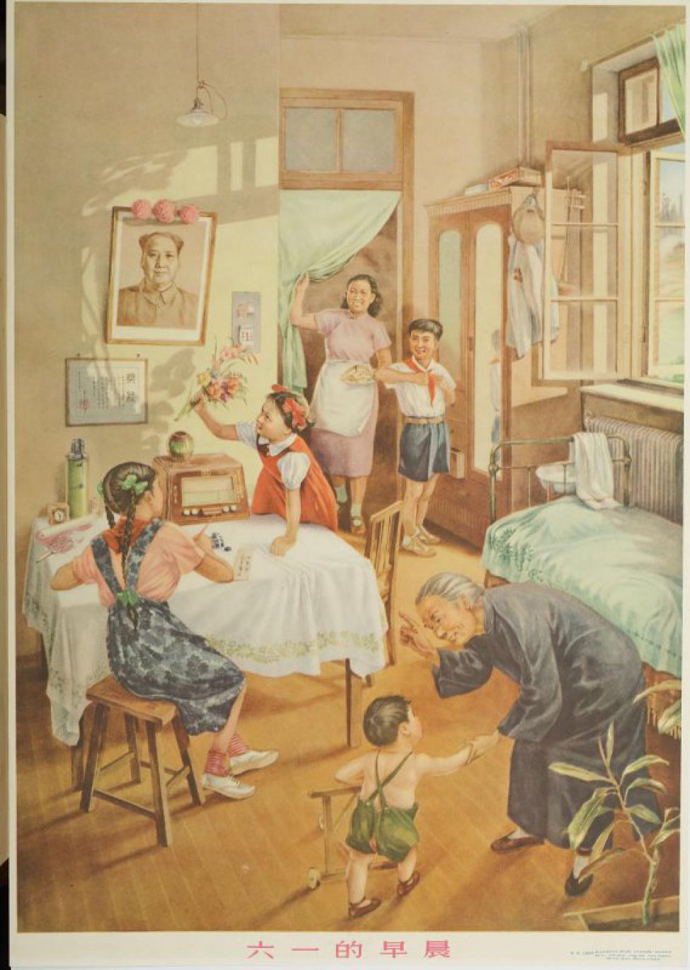 Изображена комната, в двери которой входит женщина с тарелкой в левой руке, слева от нее у шкафа , стоит мальчик, завязывающий пионерский галстук. Справа  за столом ( спиной к зрителю) сидит девочка, которая что-то пишет, другая ставит в вазу на радиоприемнике - цветы. У кровати ( слева от стола) бабушка, наклонившая что-то объясняет маленькому мальчику в зеленых штанишках.