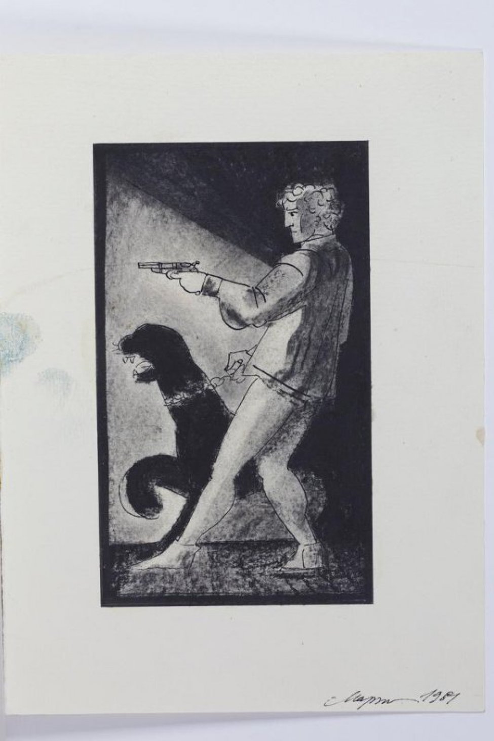 Изображен в рост молодой мужчина с пистолетом в левой руке, ведущий на поводке пантеру.