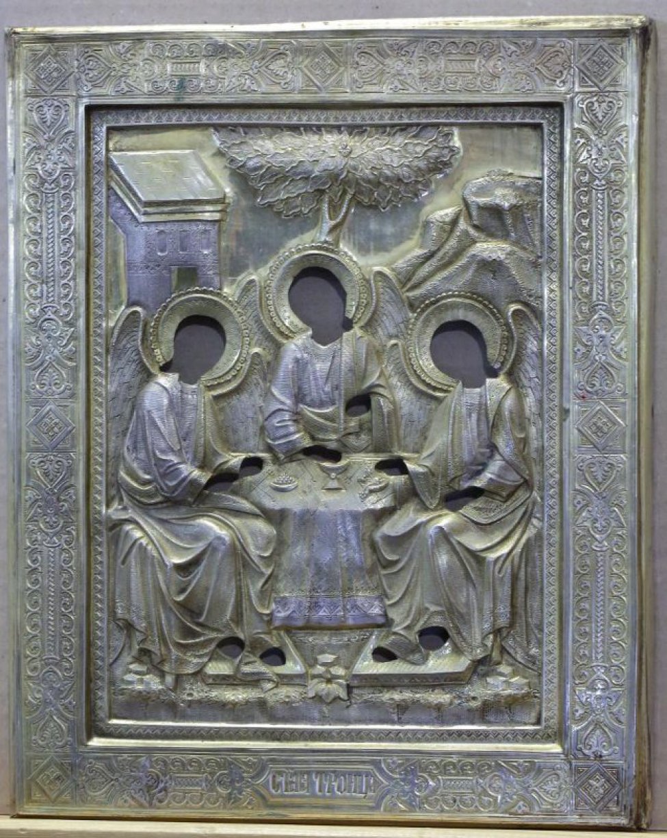 Дано изображение старозаветной "Троицы": три ангела за столом под дубом Мамврийским на фоне дома (слева) и гор (справа). Поля орнаментированы на стилизованный растительный мотив с включением геометрических ромбов в квадратах.